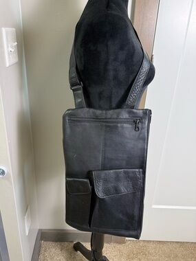 Vintage HOBO International Black Leather Large Travel Shoulder Bag Size Zip Work